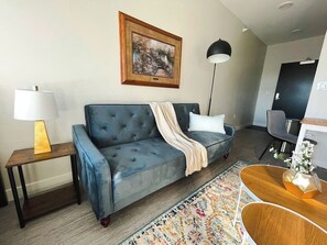 Smart TV - Sleepover | Impressive Studio and Gym - Des Moines (Des Moines)