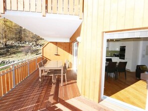 Outdoor dining - Lovely apartment for 6 guests with WIFI, TV, balcony and pets allowed (Saas-fee)