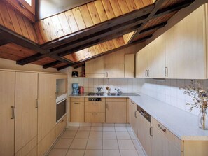 Jääkaappi, mikroaaltouuni, astianpesukone, leivänpaahdin