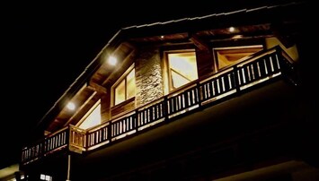 Gebäude, Fenster, Fassade, Schriftart, Signage, Mitternacht, Stadt, Metall