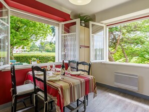 Dining - Beautiful apartment for 4 guests with WIFI, TV, terrace and pets allowed (Saint-jean-de-luz)