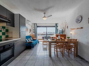 Interior - Cosy apartment for 4 people with WIFI, pool, A/C, TV and terrace (Le Barcarès)