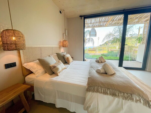 2 bedrooms, travel crib, free WiFi