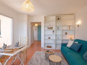 TV - Beautiful apartment for 2 guests with pool, WIFI, TV and balcony (Roquebrune-sur-argens)