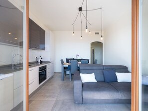 TV - Lovely apartment for 6 guests with WIFI, hot tub, A/C, TV, terrace and pets allowed (Varazze)