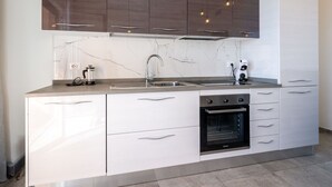 Oven, dishwasher, toaster, dining tables - Nice apartment for 6 guests with WIFI, A/C, hot tub, TV, terrace and pets allowed (Varazze)
