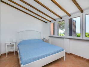 2 bedrooms, iron/ironing board, travel cot, free WiFi