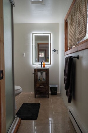 Regadera, toallas, jabón, papel de baño 