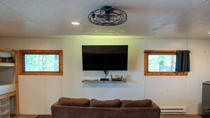 Smart-TV, Kamin, Bücher