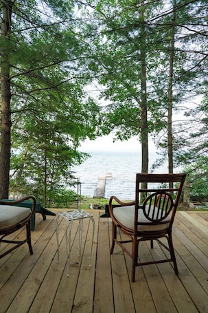 Terrace/patio. Rustic Shack on the magnificent Fence Lake!