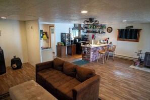 TV connectée, cheminée, livres