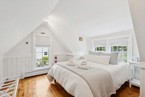 3 habitaciones, escritorio y tabla de planchar con plancha 