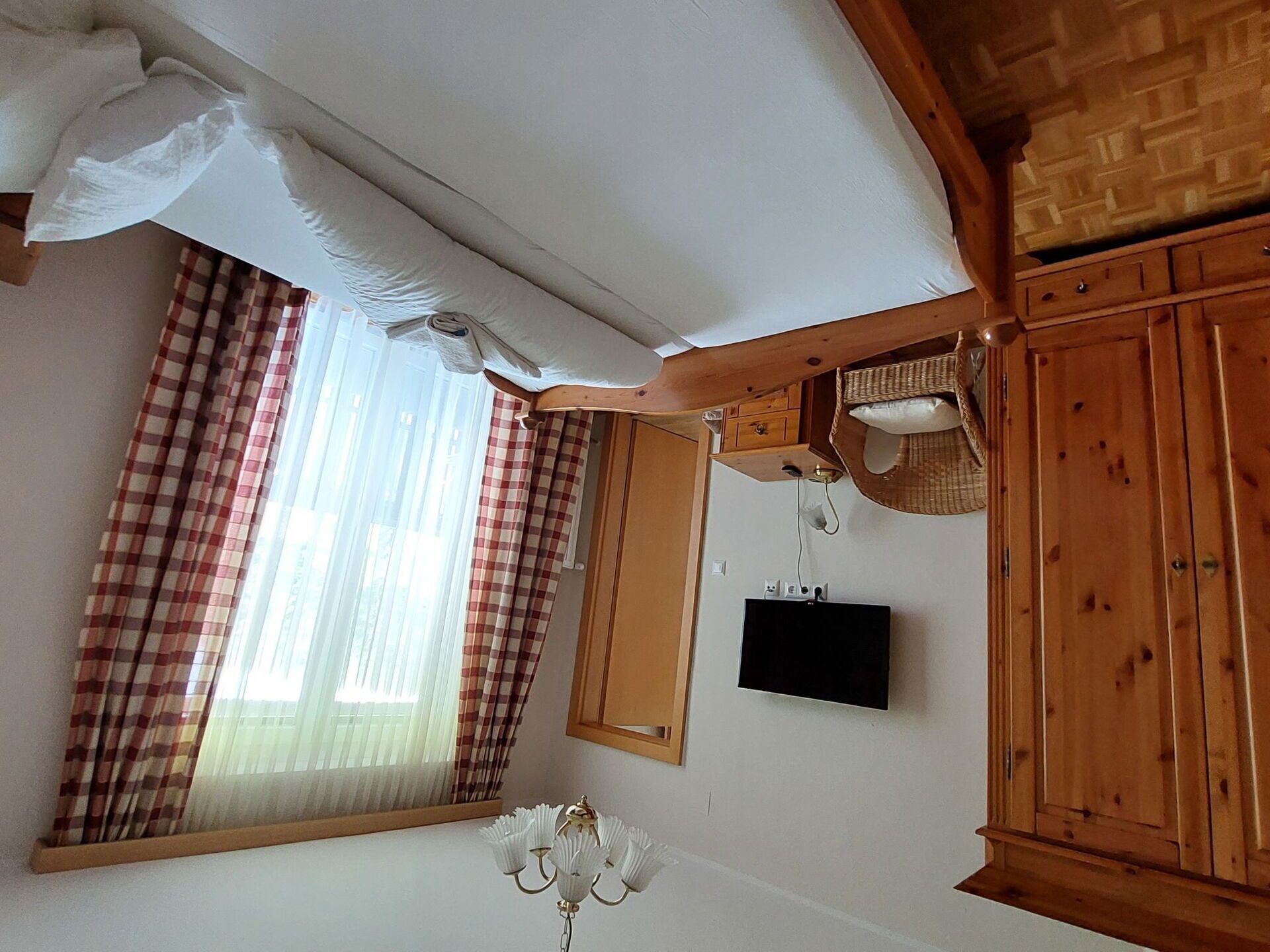 Wolke, Pflanze, Himmel, Gebäude, Daytime, Eigentum, Fenster, Baum, Haus, Grundstueck