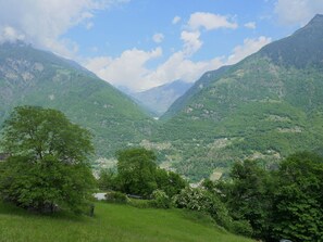 2 Schlafzimmer, Reisekinderbett