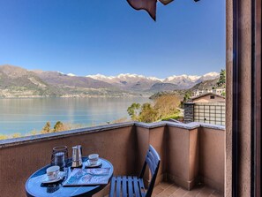 Outdoor dining - Lovely apartment for 4 guests with WIFI, A/C, TV, balcony and panoramic view (Dorio)