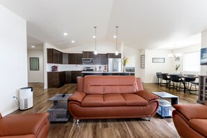Smart TV, computer monitors, printers - 3 King Beds • Luxury Quiet Stay • Modern & Clean Near Spokane Airport & Casino (Spokane)