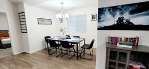 Dining - 3 King Beds • Luxury Quiet Stay • Modern & Clean Near Spokane Airport & Casino (Spokane)