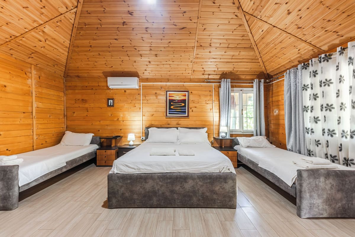 Escritorio, sistema de insonorización, wifi gratis y ropa de cama