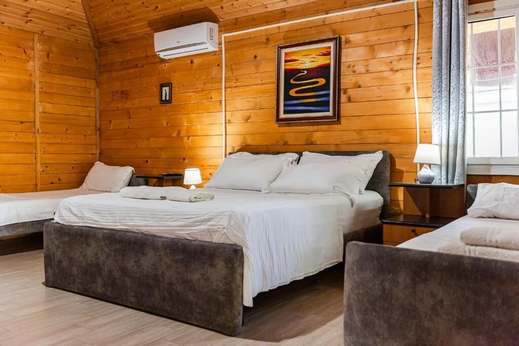 經典四人房 | 書桌、隔音、免費 Wi-Fi、床單