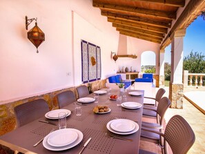 Outdoor dining - Beautiful private villa for 8 people with WIFI, private pool, A/C, TV and patio (Teulada)