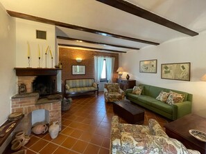 TV, fireplace - Wonderful private villa for 6 guests with WIFI, TV and patio (Castel Rocchero)