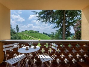 Outdoor dining - Wonderful private villa for 6 guests with WIFI, TV and patio (Castel Rocchero)
