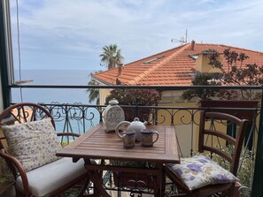 Outdoor dining - Beautiful apartment for 2 guests with A/C, TV and balcony (Imperia)