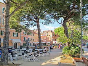 Outdoor dining - Lovely apartment for 2 guests with A/C, TV and balcony (Imperia)