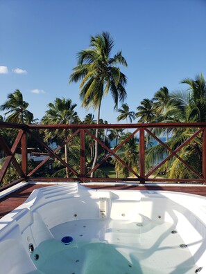 Bañera de hidromasaje al aire libre