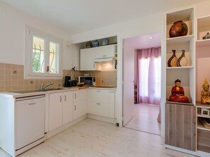 Microwave, oven, toaster, high chair - Nice apartment for 4 guests with WIFI, TV, patio and pets allowed (Fréjus)