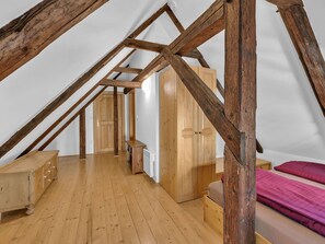 5 bedrooms, travel cot, free WiFi