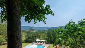 A pool area with a view of the countryside, surrounded by trees and a wooden fence. - Lovely apartment for 2 people with WIFI, pool and TV (Monastero Bormida)