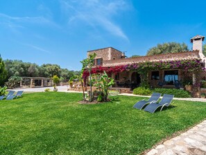 Exterior - Stunning private villa for 6 people with WIFI, private pool, TV, patio and panoramic view (Ses Salines)