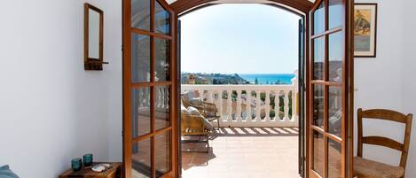 4 bedrooms, iron/ironing board, travel cot, free WiFi