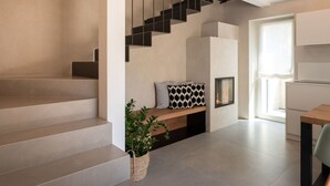 A modern interior with a staircase, a fireplace, and a dining area. - Beautiful private villa for 3 people with private pool, WIFI and TV (Farra D'alpago)