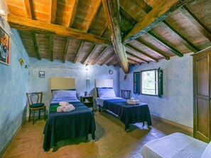 5 slaapkamers, een strijkplank/strijkijzer, reisbedje, gratis wifi