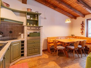 Een microgolfoven, een oven, een eettafel