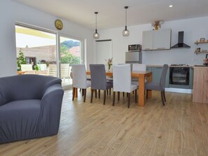 Dining - Beautiful private villa for 6 guests with A/C, WIFI, TV, terrace and pets allowed (Zadar)