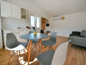 Dining - Wonderful private villa for 6 people with A/C, WIFI, TV, terrace and pets allowed (Zadar)
