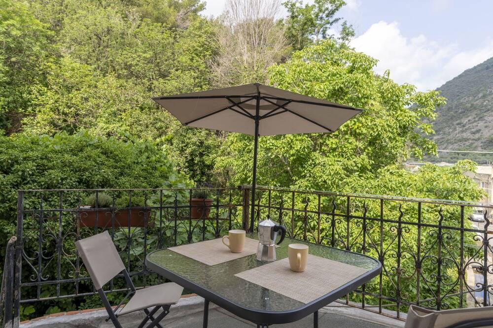 Beautiful villa for 6 guests with WIFI, A\/C, terrace and panoramic view
