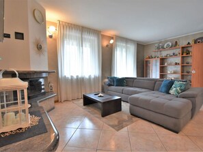 TV, fireplace - Nice apartment for 5 people with WIFI, A/C, TV and terrace (Delebio)