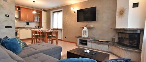 Televisión y chimenea