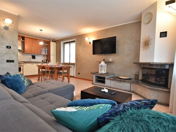 TV, fireplace - Nice apartment for 5 people with WIFI, A/C, TV and terrace (Delebio)