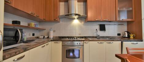 Micro-ondes, four, lave-vaisselle