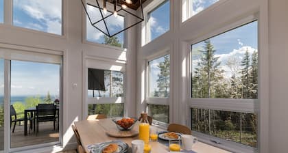 Luxury House with Breathtaking River Views: Hot Tub & Stargazing Perfect Getaway