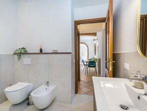 Secador de cabelo, toalhas de banho