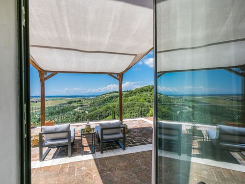 Stunning private villa for 5 guests with WIFI, A/C, TV, patio and panoramic view