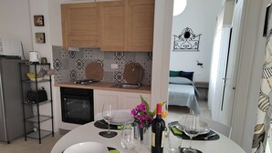 A modern kitchen with wooden cabinets, a built-in oven, and a patterned backsplash. - Nice apartment for 2 guests with WIFI, A/C, TV and terrace (Noto)