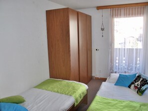 2 bedrooms, travel crib, free WiFi, bed sheets