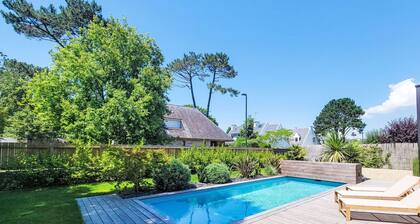 Atemberaubendes alleinstehendes Ferienhaus für 10 Leute mit W-LAN, privatem Pool, TV und Parkplatz